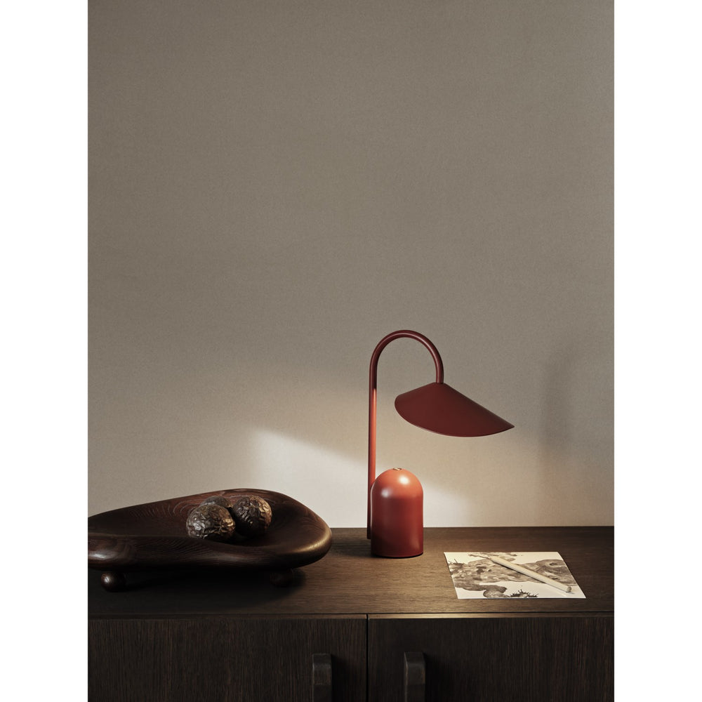 Køb Ferm Living Oxide Red Arum Portable Lampe