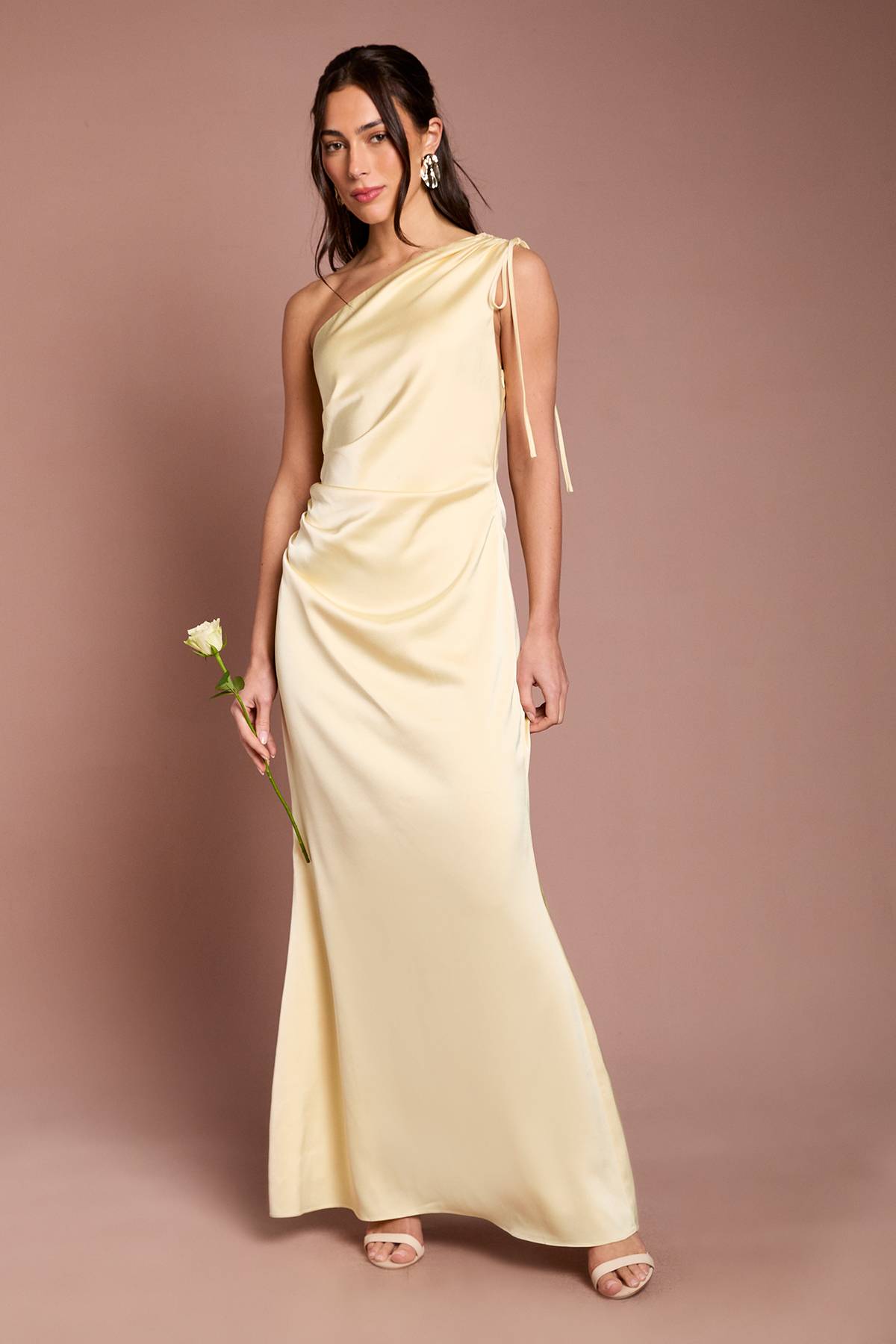 Oasis Robe De Demoiselle D'honneur Longue En Satin Jaune Beurre À Une Épaule Avec Détail Froncé Sur Le Côté