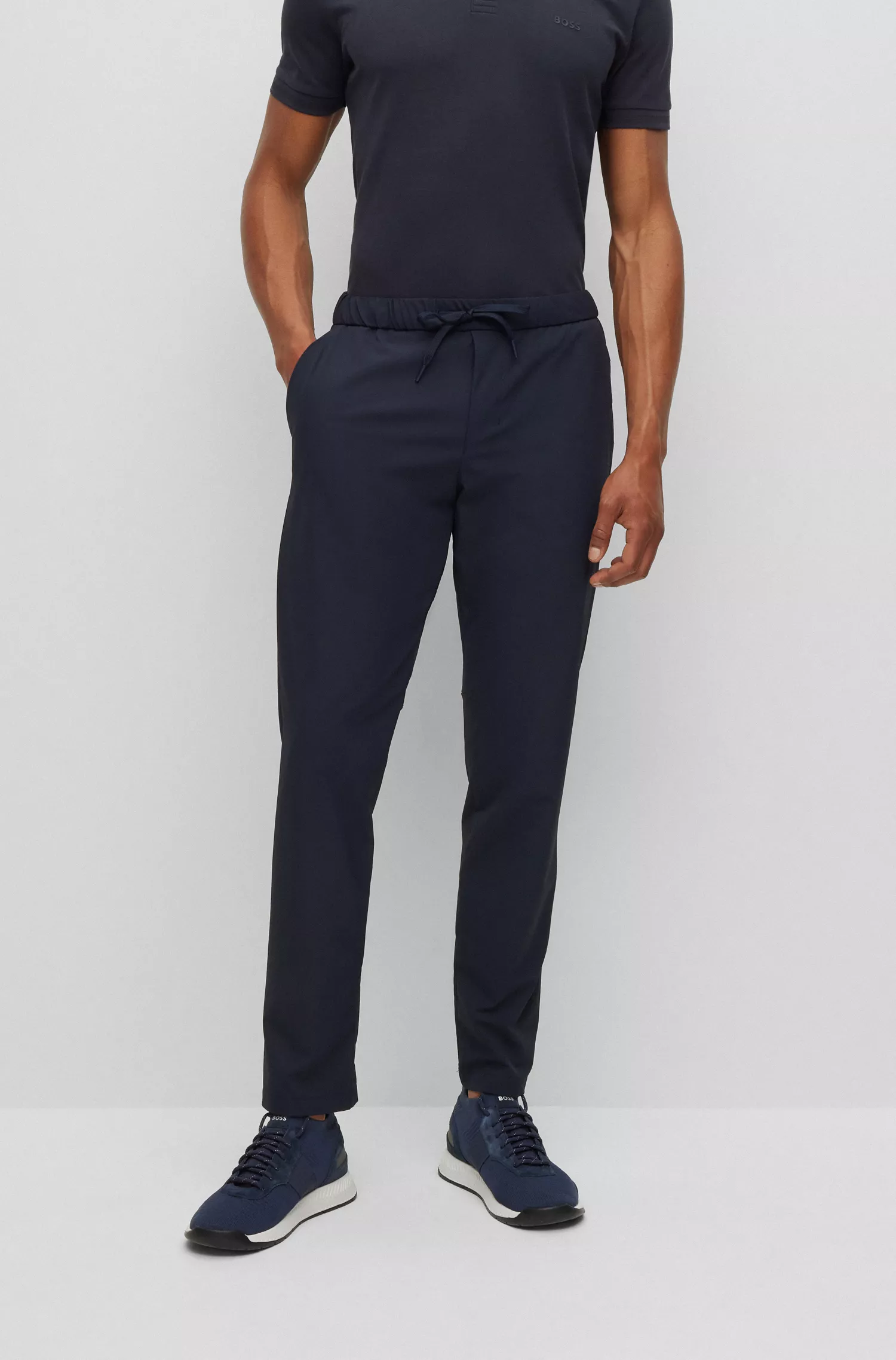 Calça chino BOSS verde-slim em tecido elástico repelente à água.