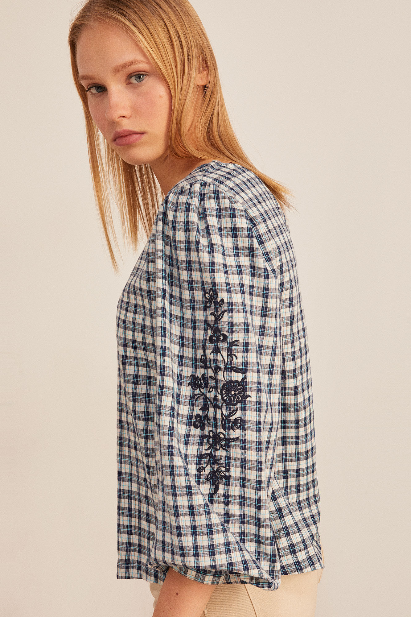 Blusa xadrez com flores bordadas - azul marinho