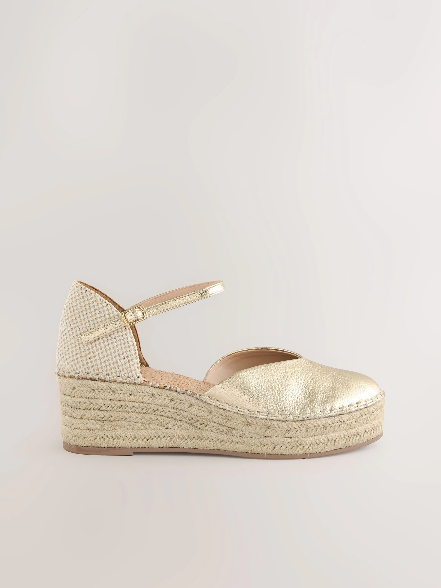Goud - Espadrilles met sleehak en plateauzool met gesloten neus