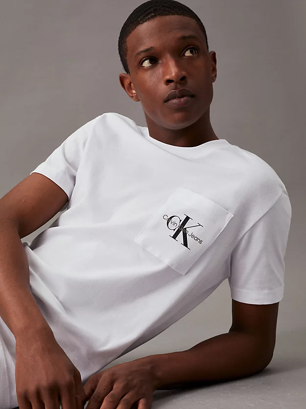 Camiseta com monograma e bolso fino.