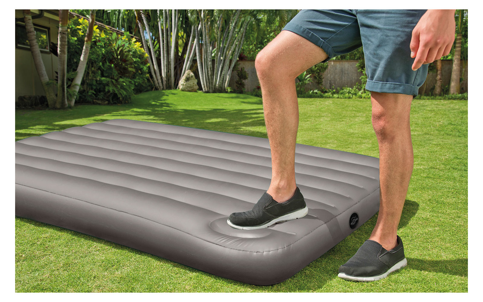 Intex Luftbett mit integrierter Pumpe 191x76 cm