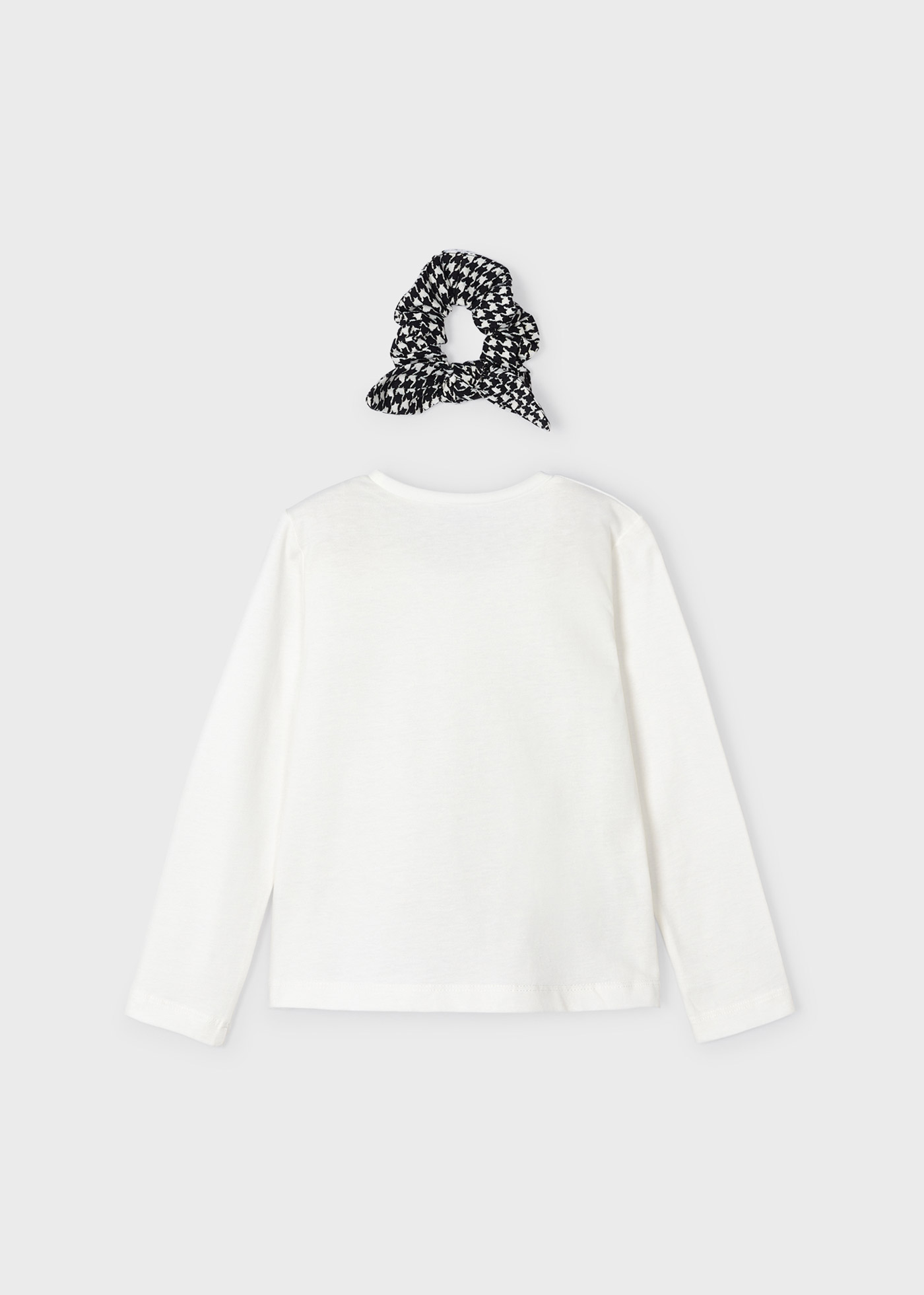 Camiseta infantil Better Cotton com elástico de cabelo.