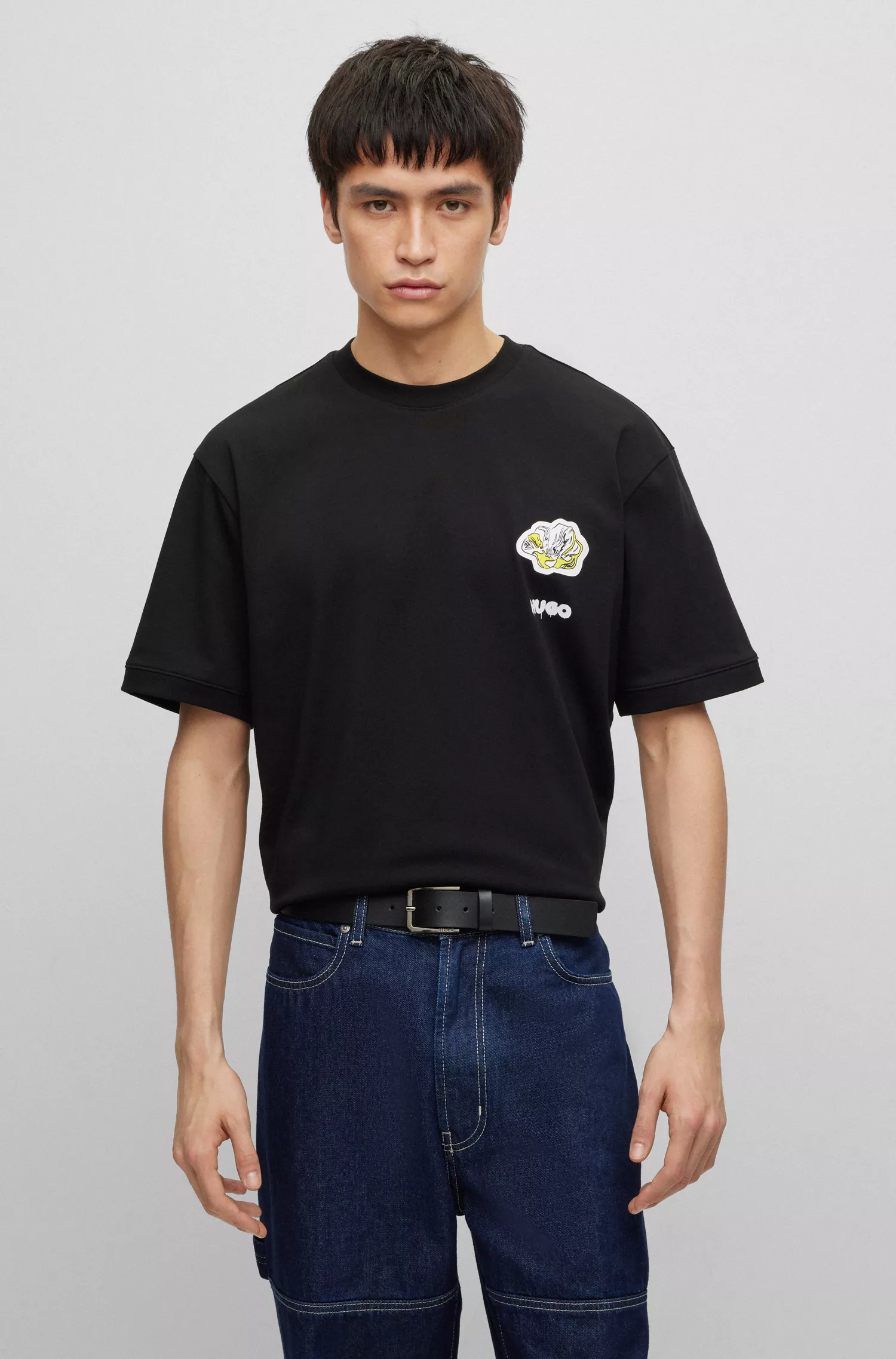 Cinto HUGO em couro vermelho com costura vermelha e fivela com a marca.