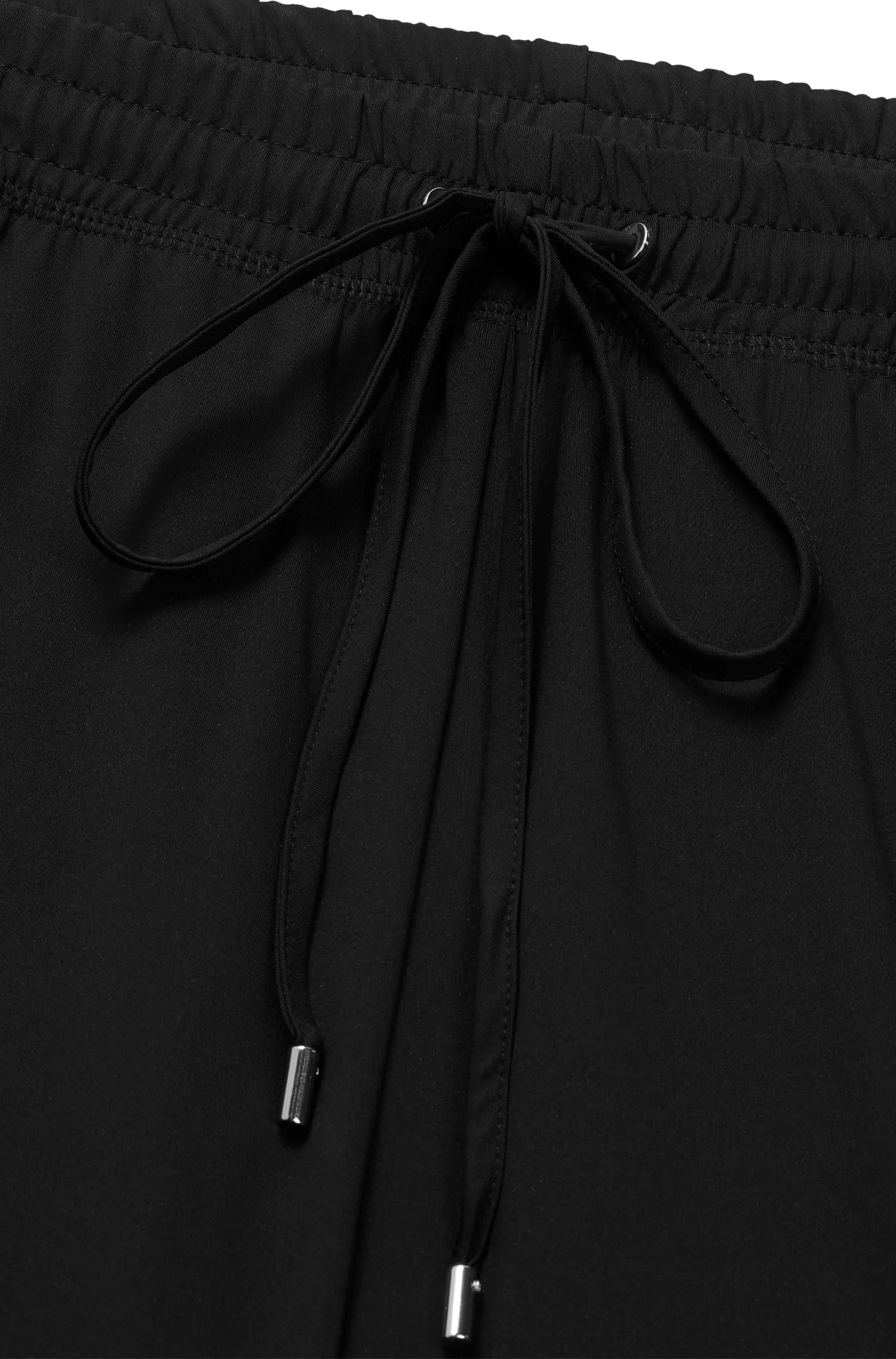 Calça BOSS preta, modelagem relaxada com cordão, em malha elástica de alta performance.