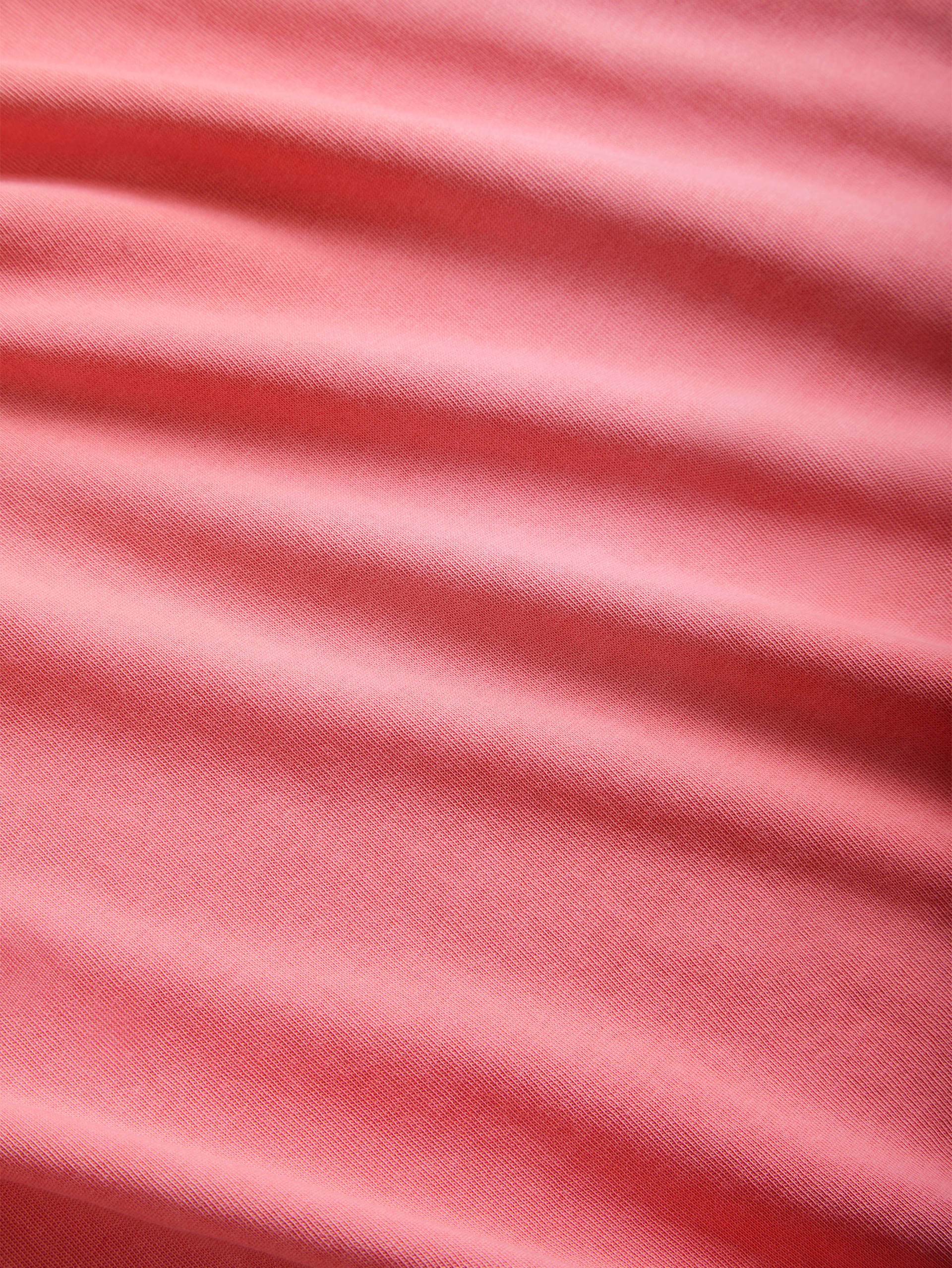 camiseta com logo desgastado
