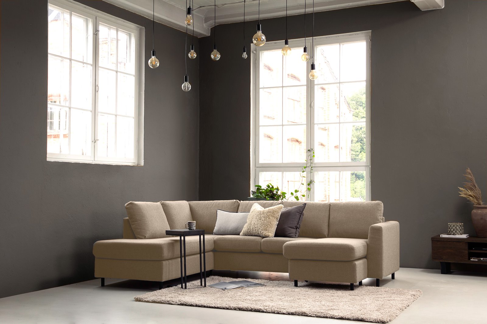 Oslo U-sofa Åpen ende venstre og sjeselong høyre. Tekstil Neve 16 Dark Beige med sorte ben