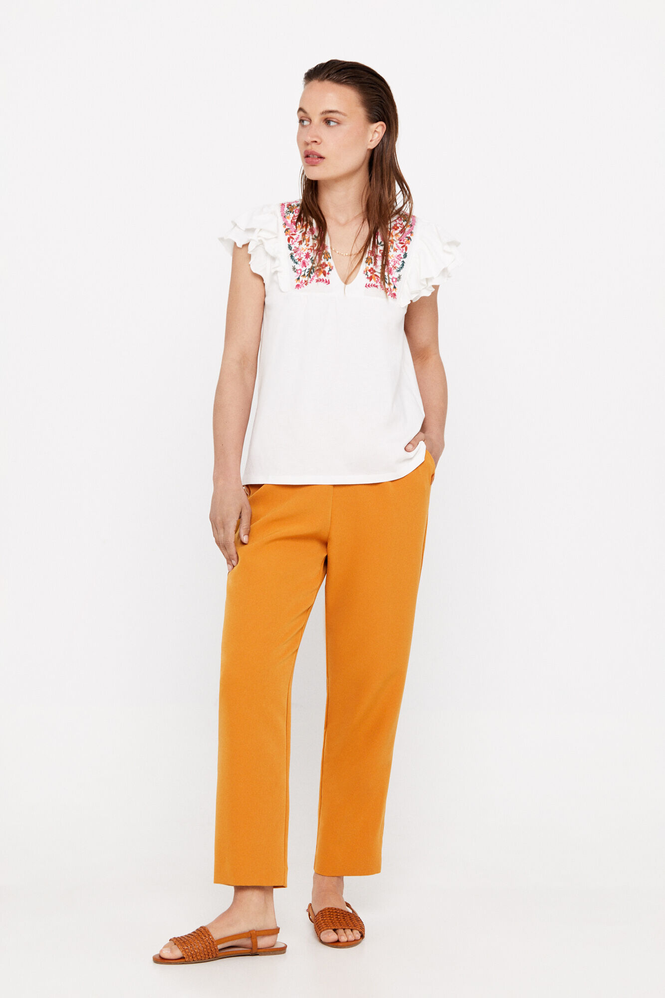 Camiseta com bordado floral - Branca