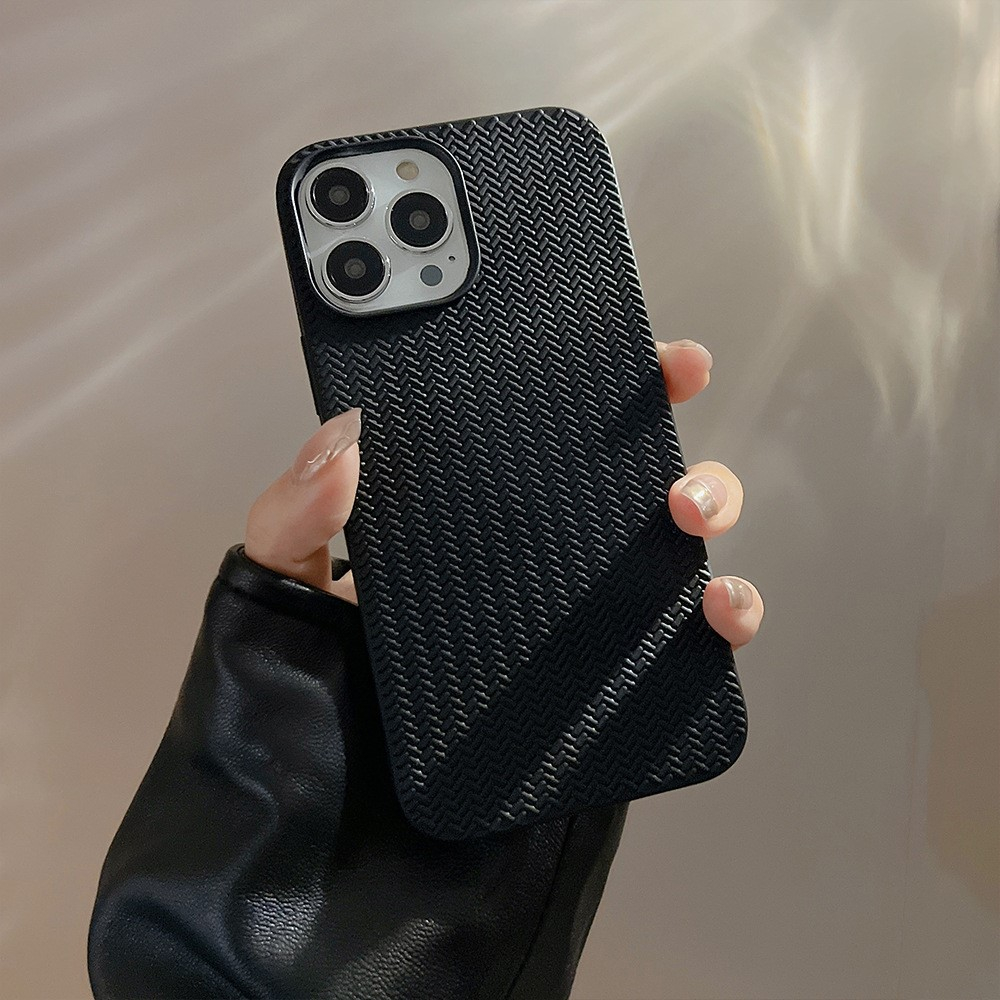iPhone 12 / iPhone 12 Pro Gummi Case Schutzhülle Chevron Design - Schwarz