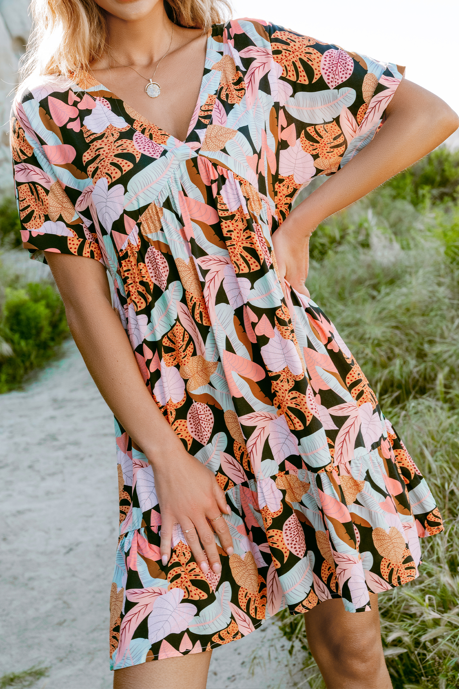 Robe midi à manches courtes et ourlet à volants et feuilles