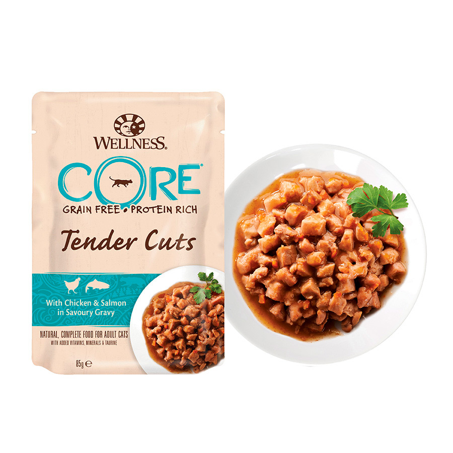 Sachê de 85g de Wellness Core Tender Cuts de frango e salmão ao molho para gatos