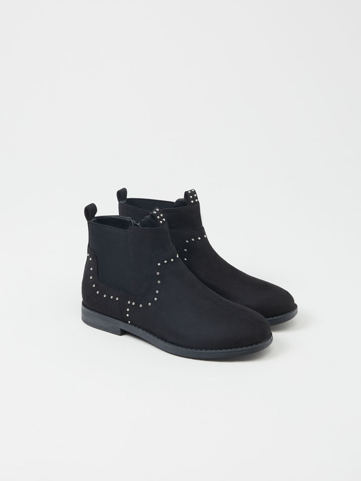 Botas de cano curto com tachas - Pretas