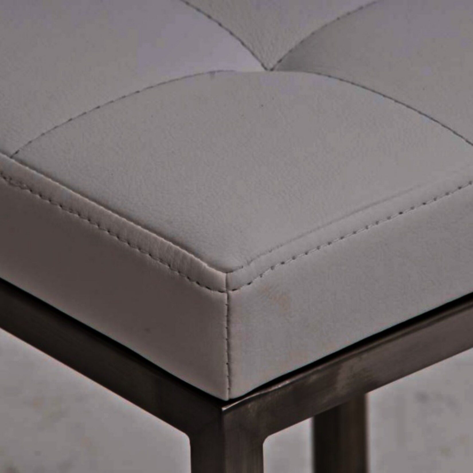 CLP Edelstahl-Sitzhocker Barci Kunstleder I Moderner Hocker Mit Hochwertiger Polsterung Und Bodenschonern I In Vielen Farben