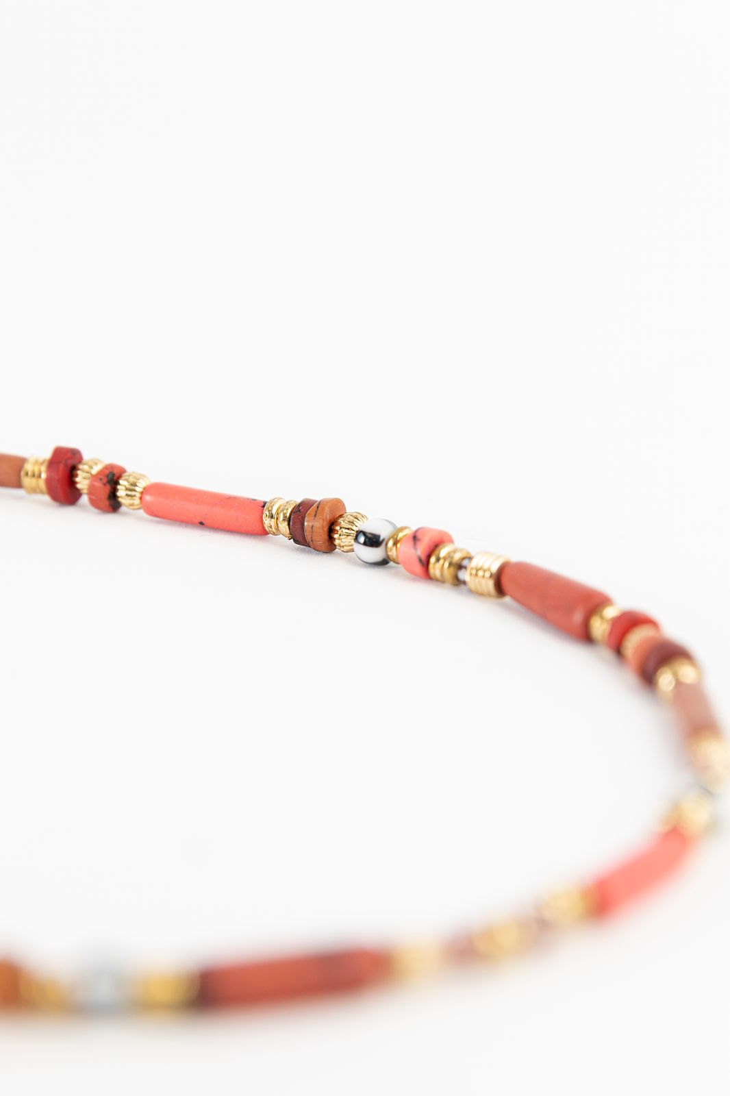Korte bruine ketting met multicolor kralen