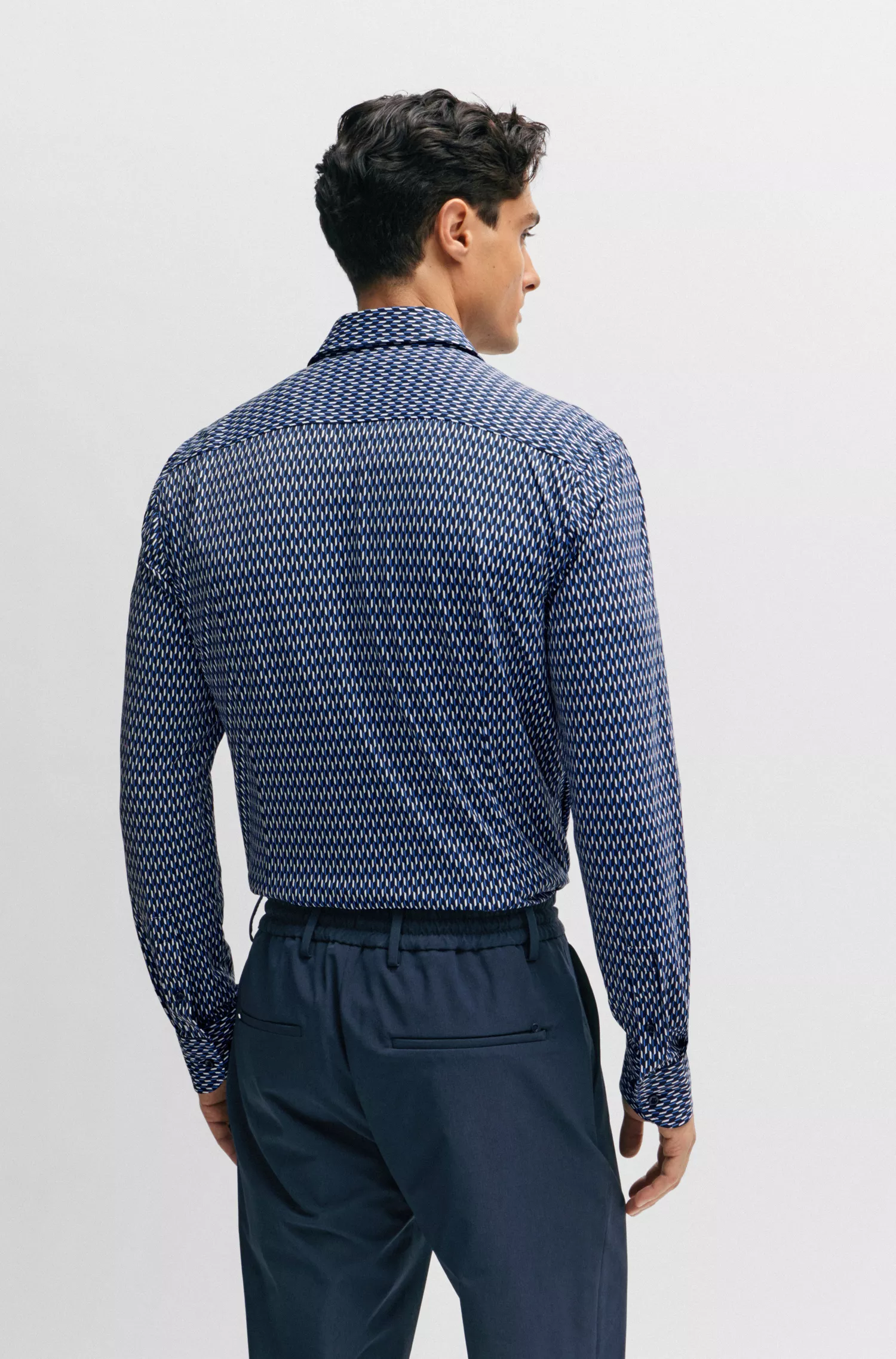 Camisa BOSS preta de corte slim em tecido elástico de alta performance com estampa.