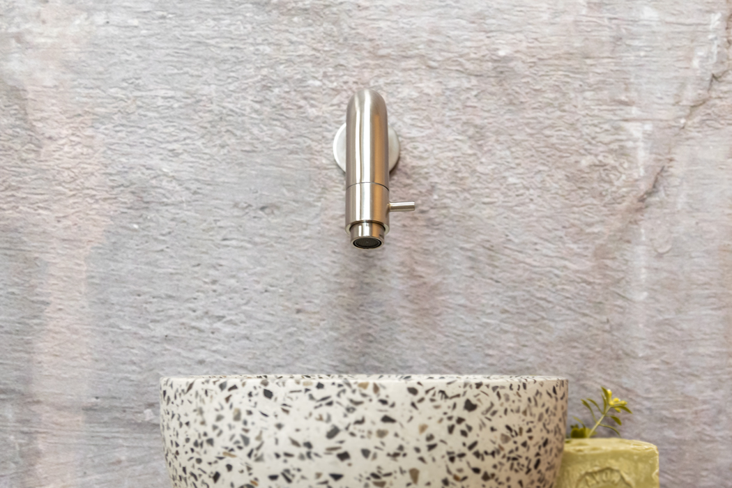 Saniclear Seba fonteinset met bruin eiken plank, zwart-witte terrazzo waskom en RVS kraan voor in het toilet