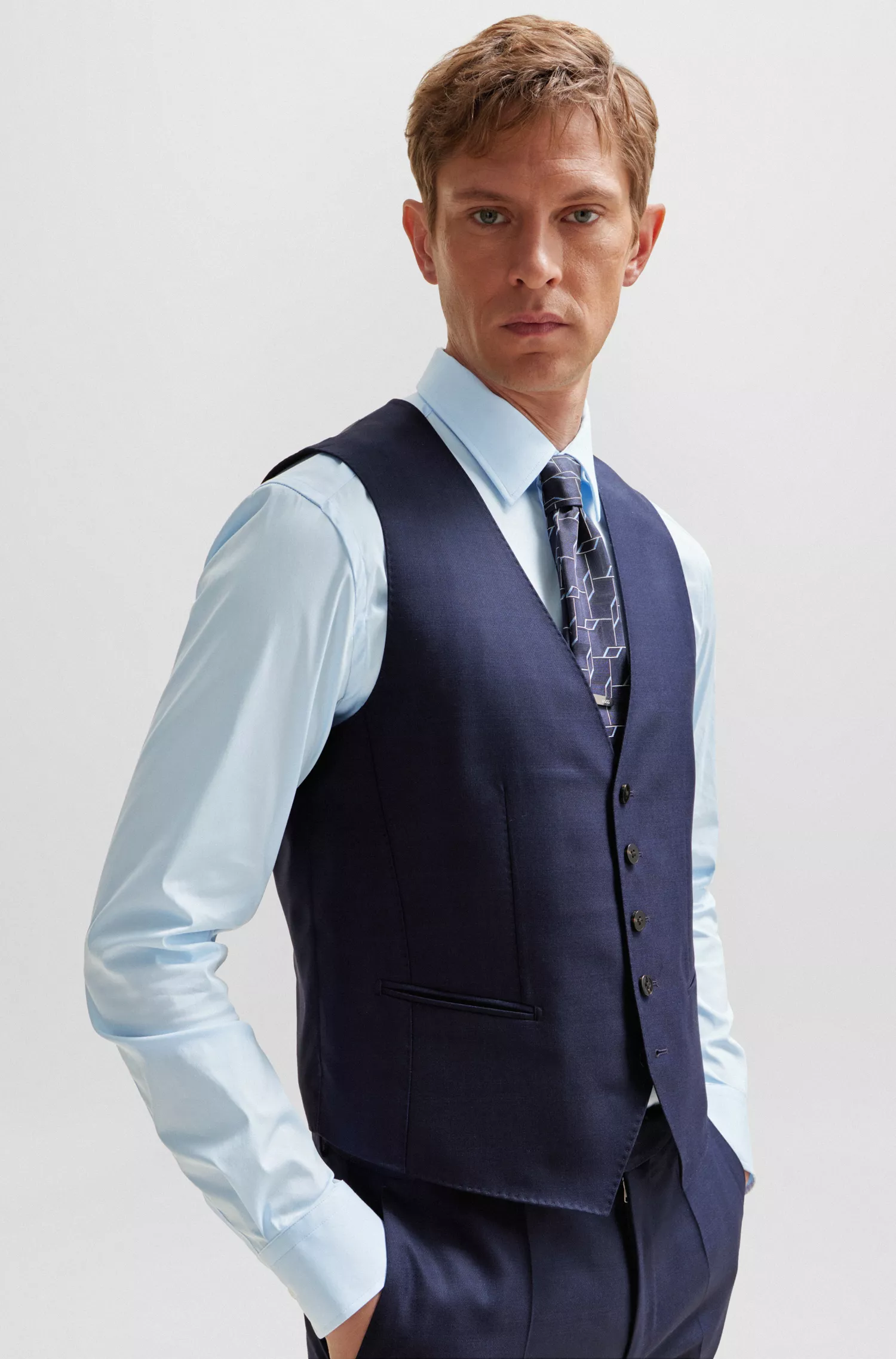 Camisa BOSS cor camelo, corte slim, em popeline de algodão misto com elastano.