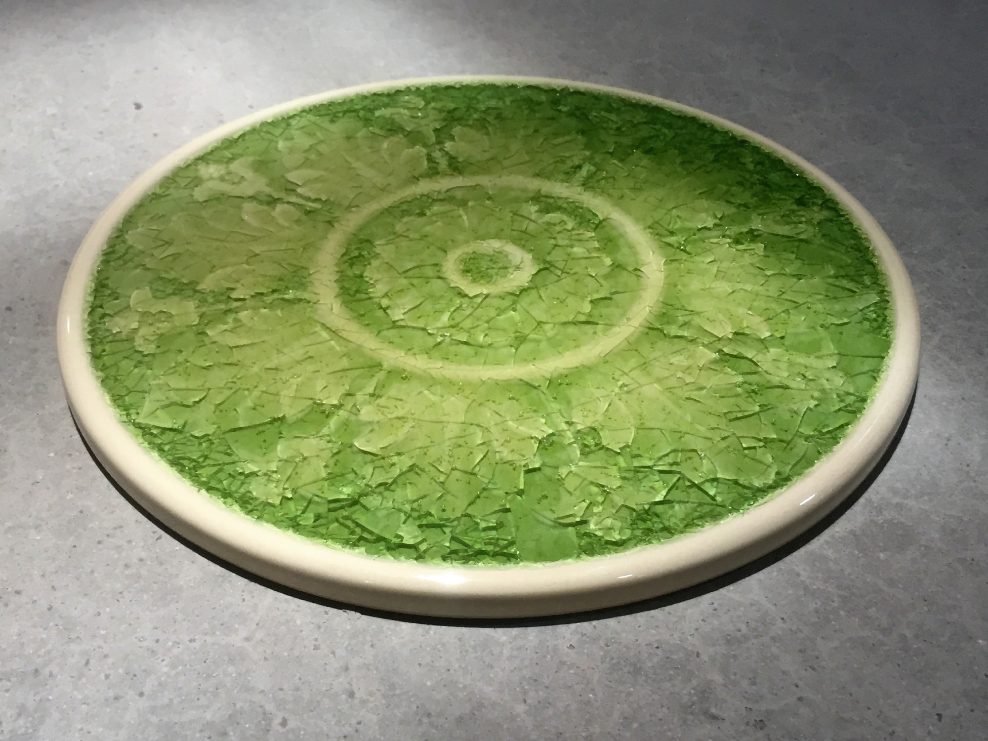 Steingutuntersetzer groß, lindgrün, Ø 30 cm, H 2 cm zu 16,00