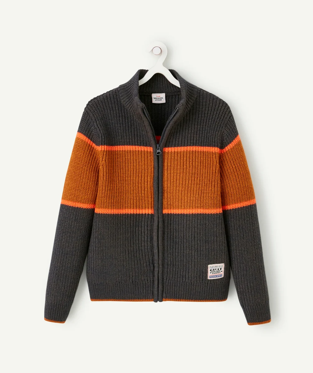 GILET EN TRICOT ZIPPÉ GARÇON AVEC BANDEAUX GRIS FONCÉ ORANGE ET MARRON