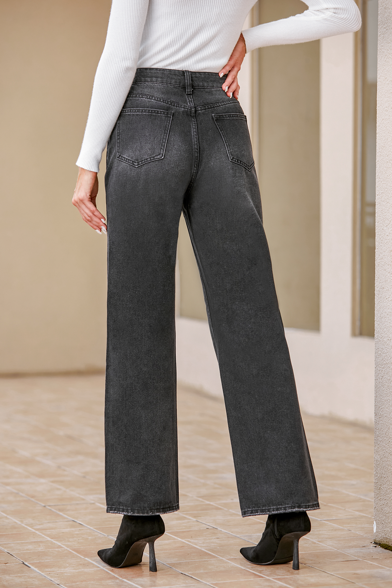 Jean taille haute à jambe droite onyx