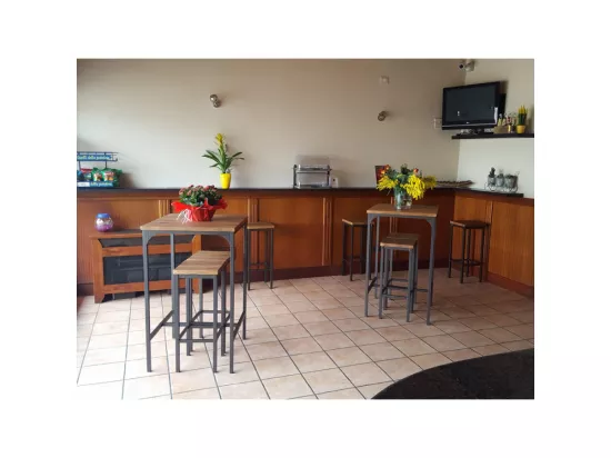 Lot de table de bar carrée de 110 cm de haut et 4 tabourets en noyer brun Mod. ROMA par Yelloo