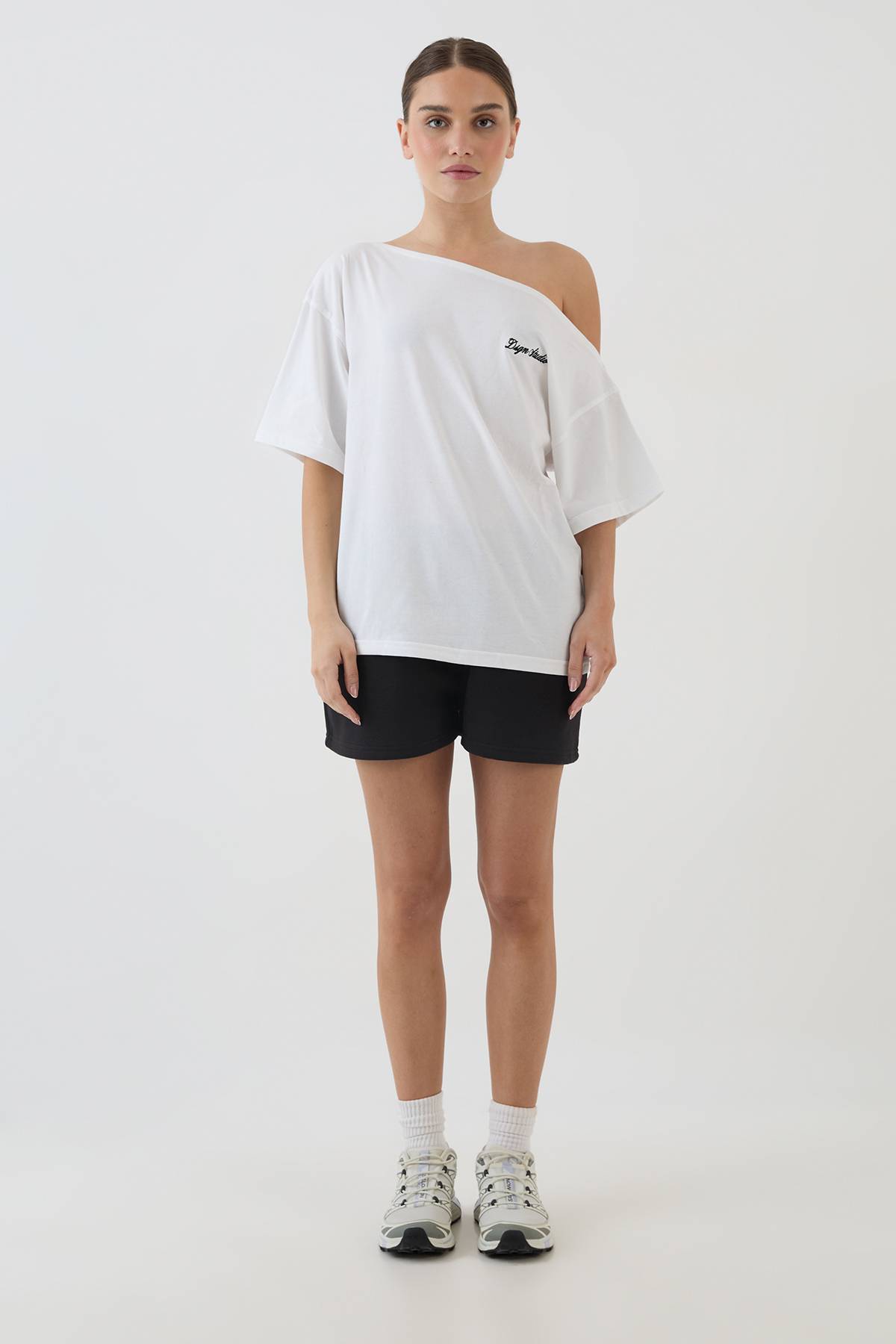 T-shirt Asymétrique Épaule Dénudée Script Dsgn Studio