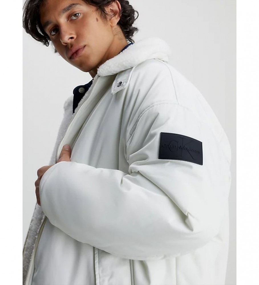 Jaqueta bomber reversível de sherpa e pele sintética da Calvin Klein Jeans, branca.