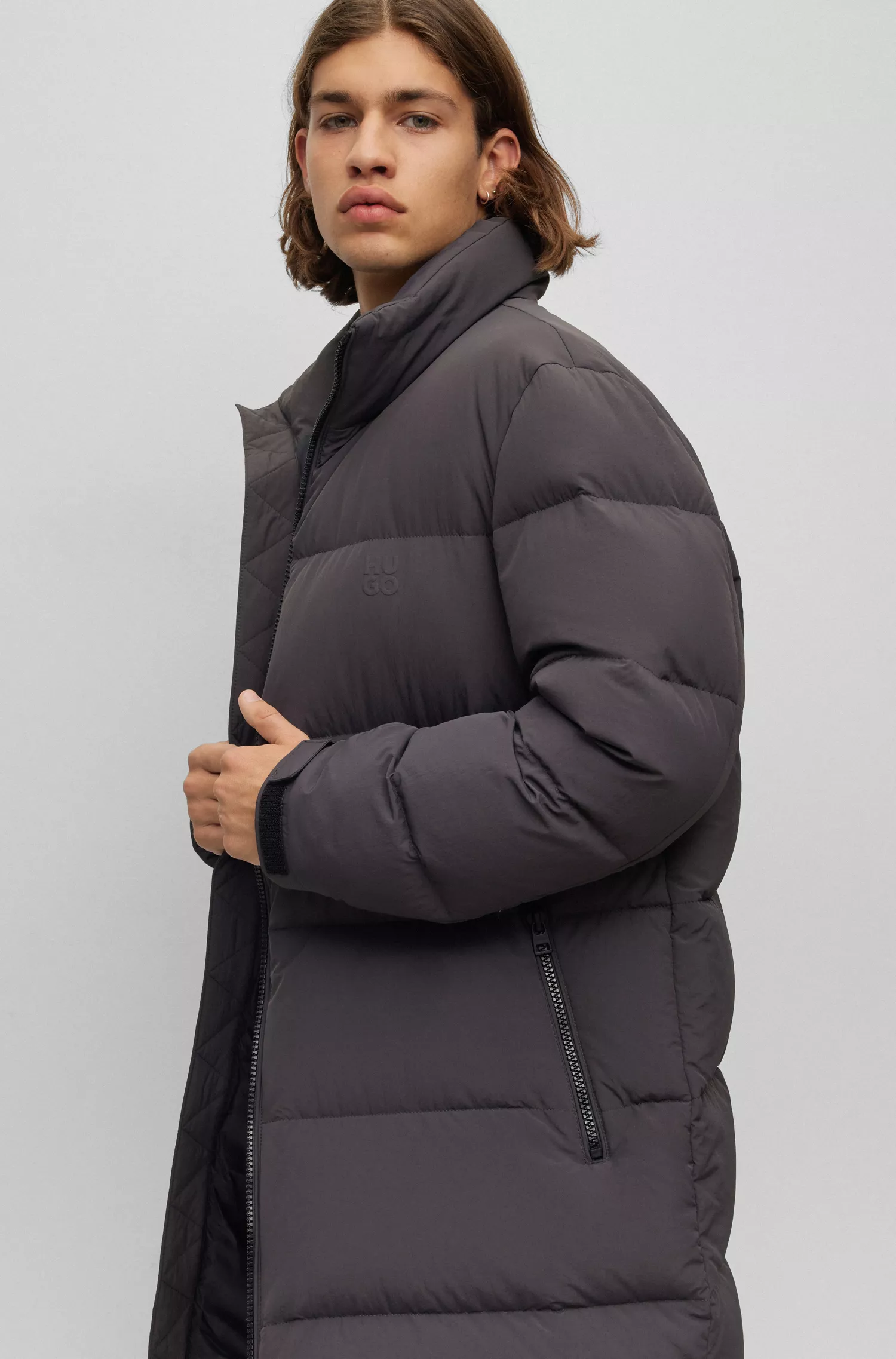 Casaco puffer HUGO vermelho, impermeável, com logotipos sobrepostos.