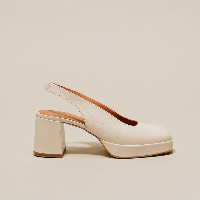Escarpins à talons et bouts carrés  en cuir vieilli écru