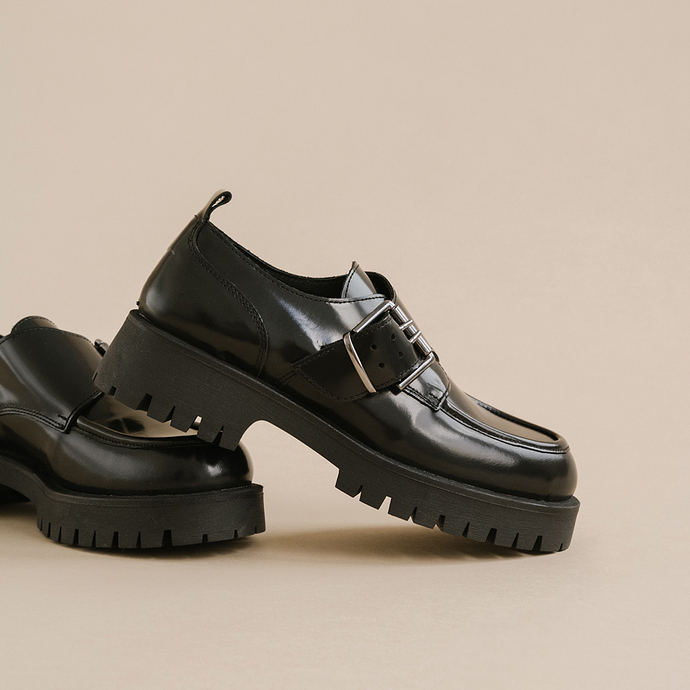 Derbies à talons plats, boucles et coutures apparentes  en cuir glacé noir