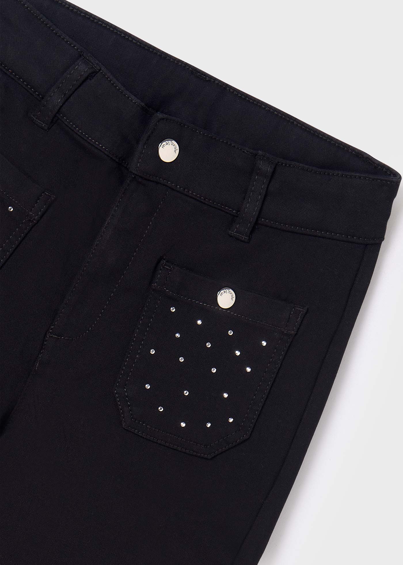 Calças femininas com bolsos cravejados de tachas