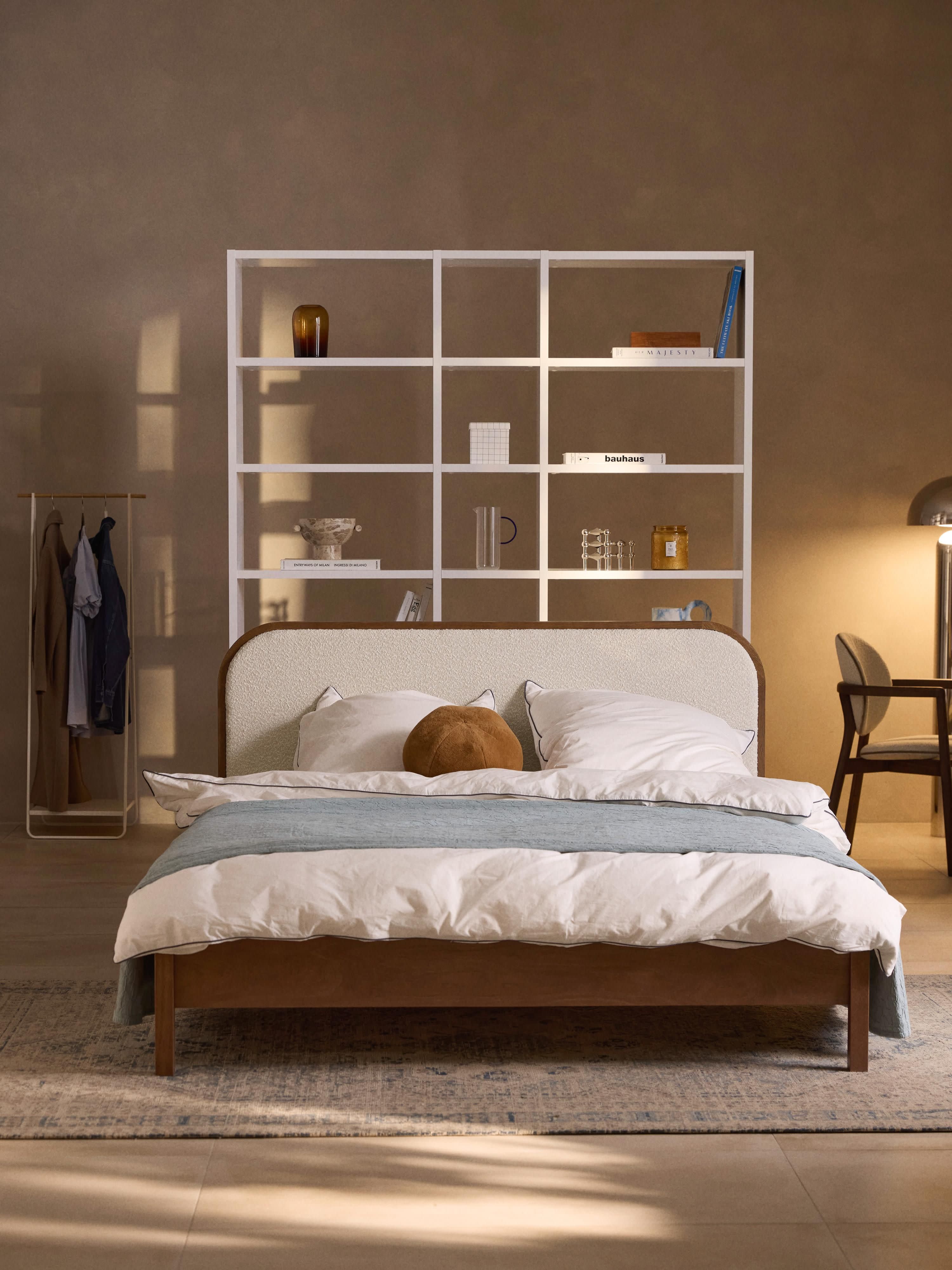 Houten bed Jones met hoofdeinde van bouclé
