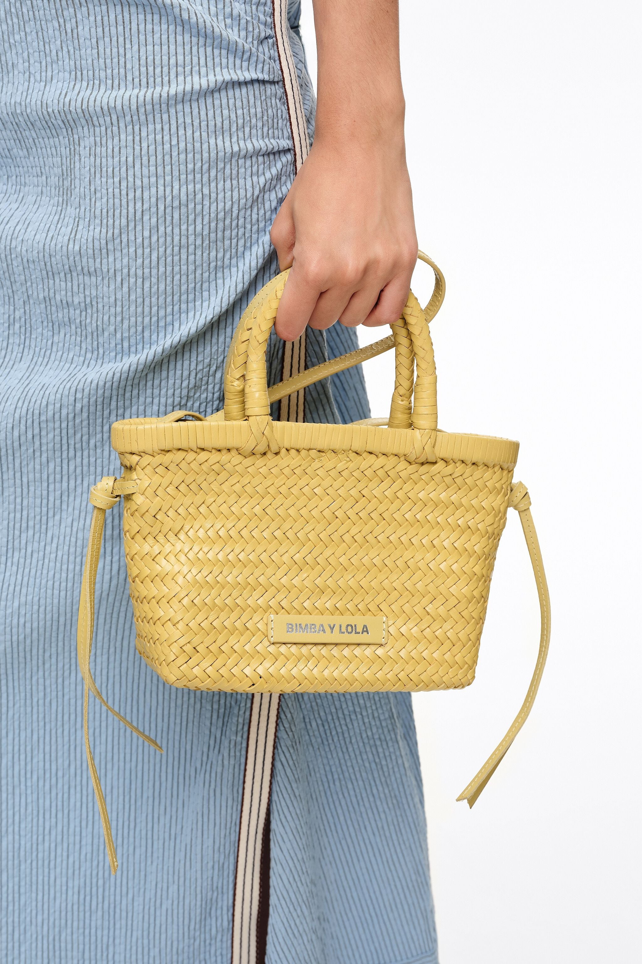 Bolsa pequena de couro trançado amarelo claro