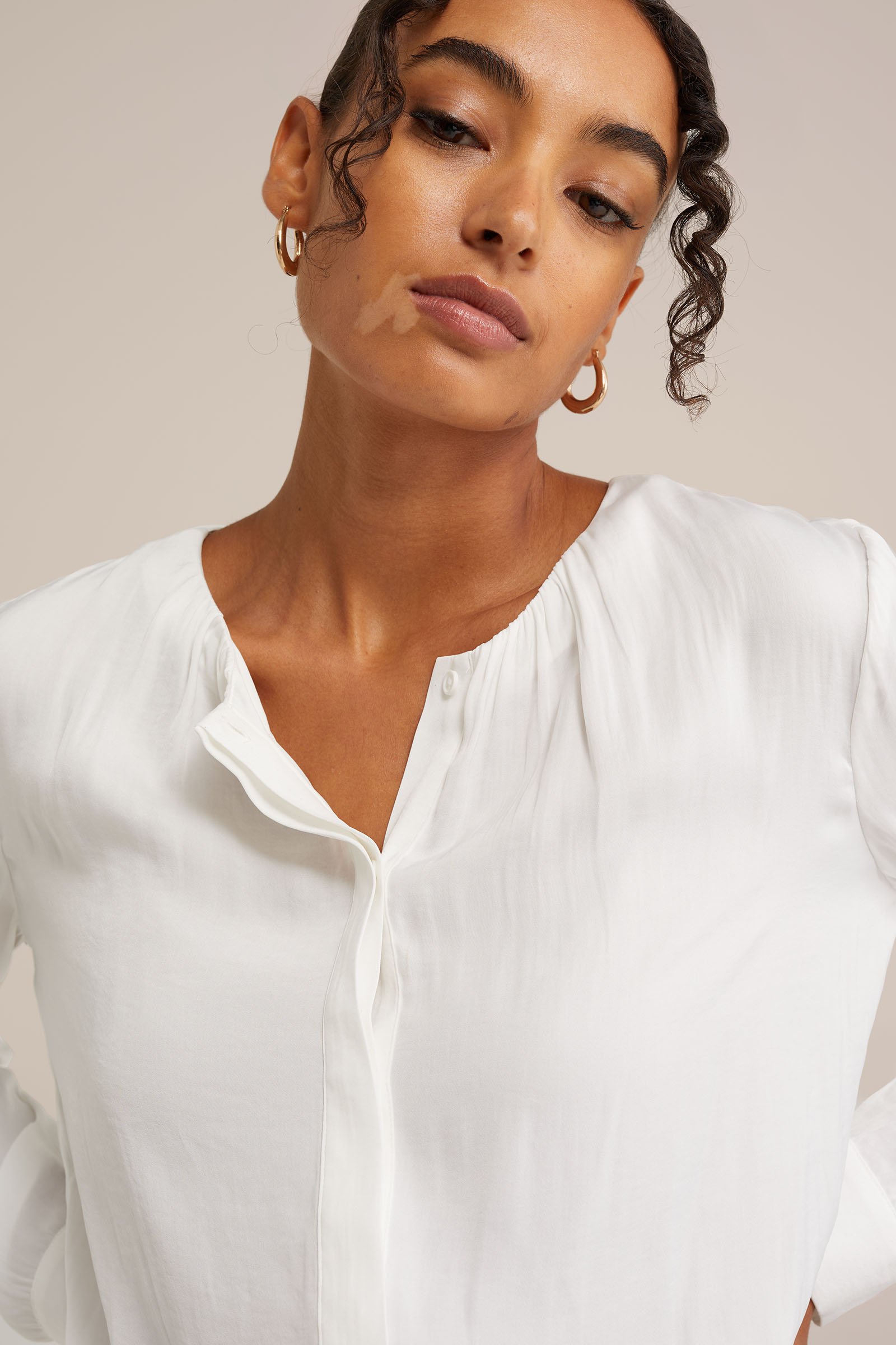 blouse met satijnen look WE Fashion Wit
