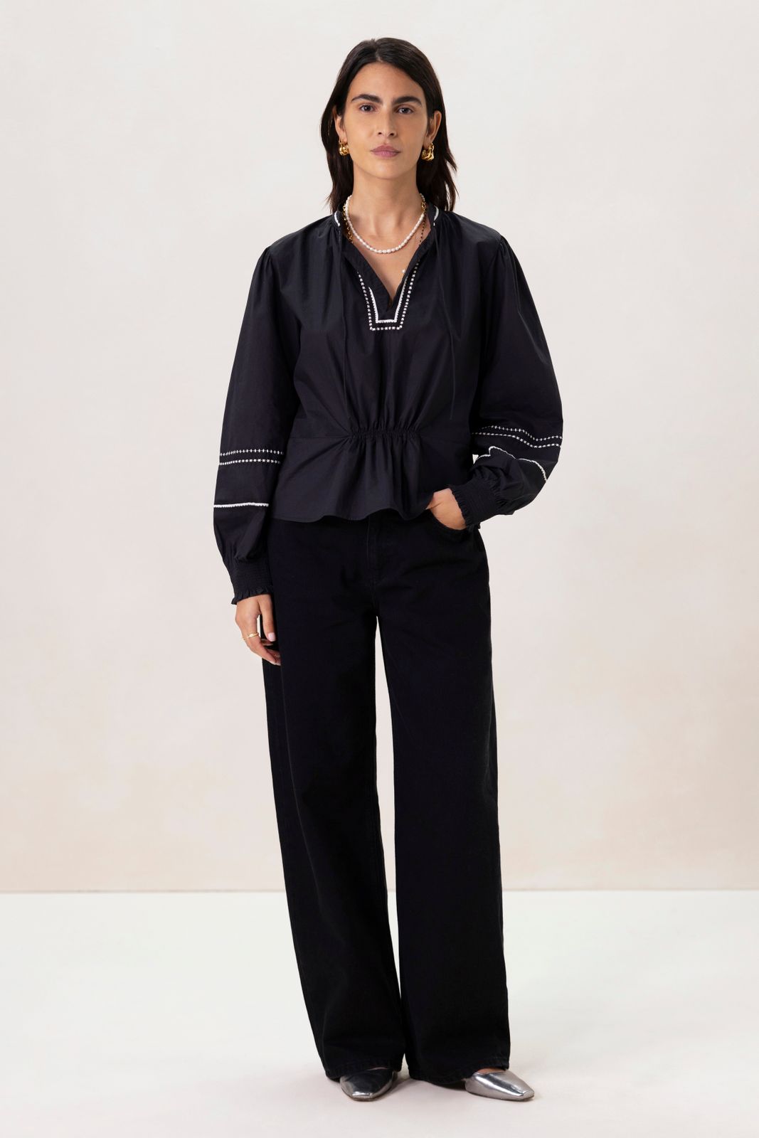 Zwarte blouse met embroidery details
