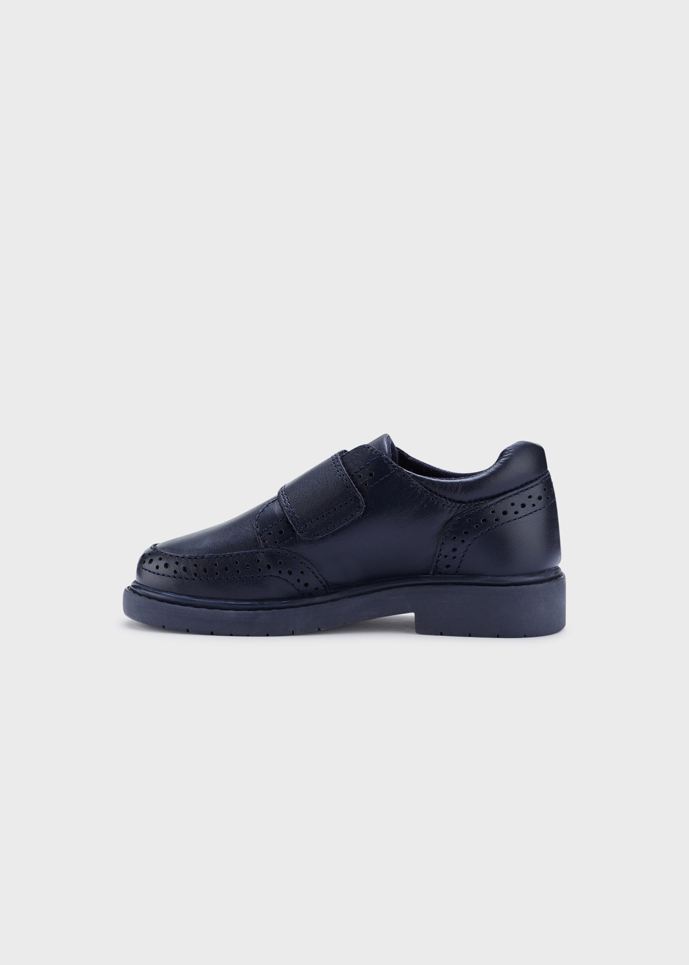 Sapato escolar com fecho de velcro