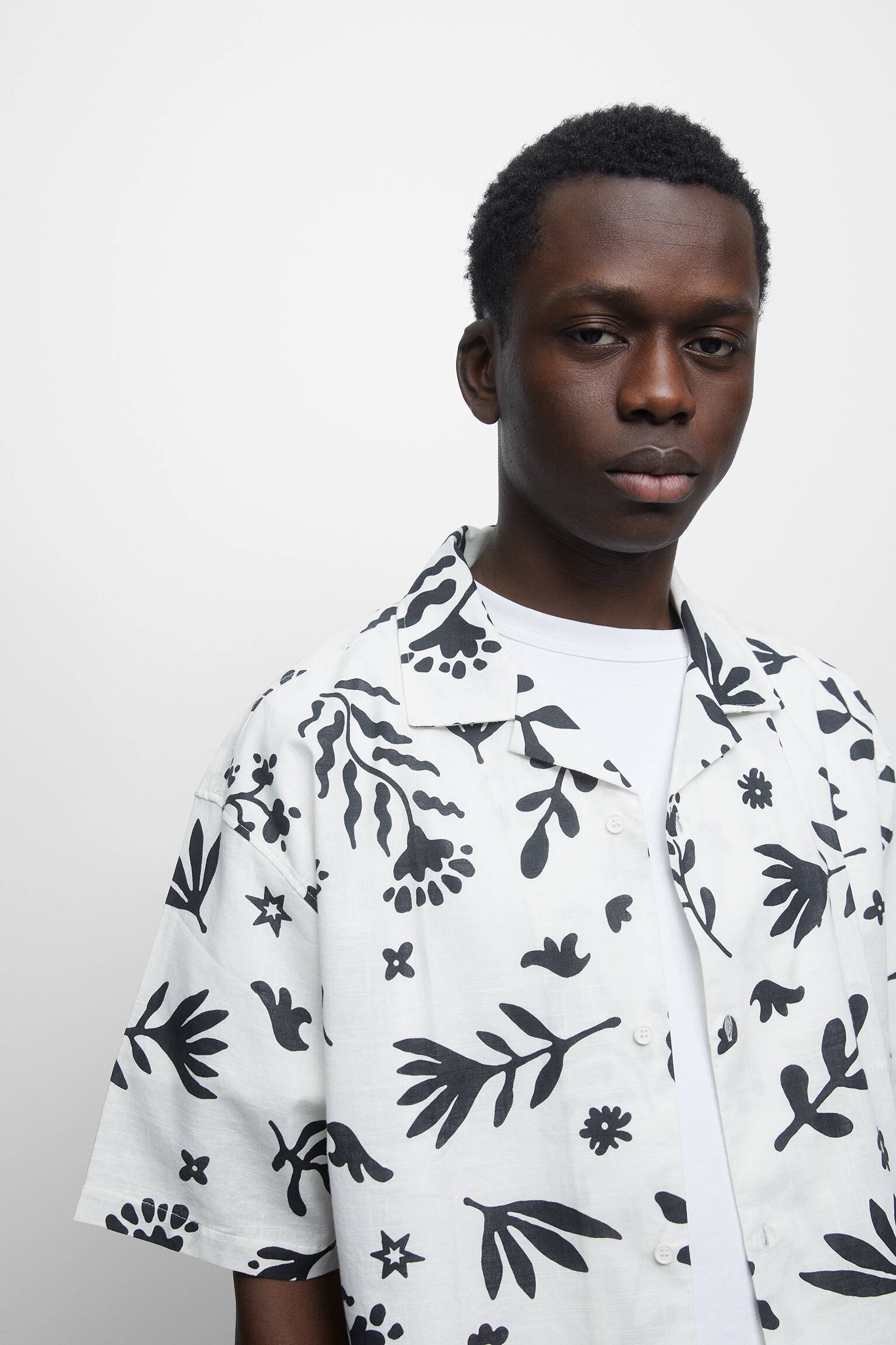 CAMISA FLORAL DE MANGA CURTA - BRANCA