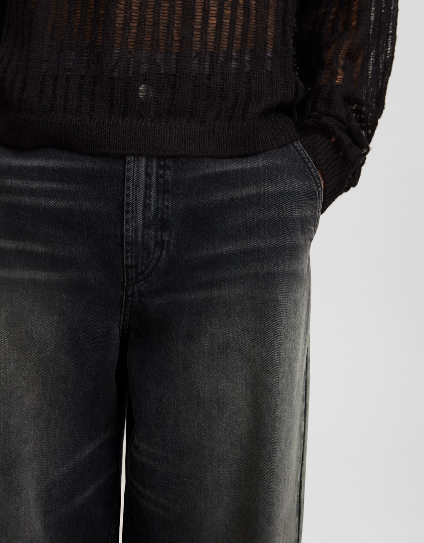 calça jeans estilo skater com efeito desbotado