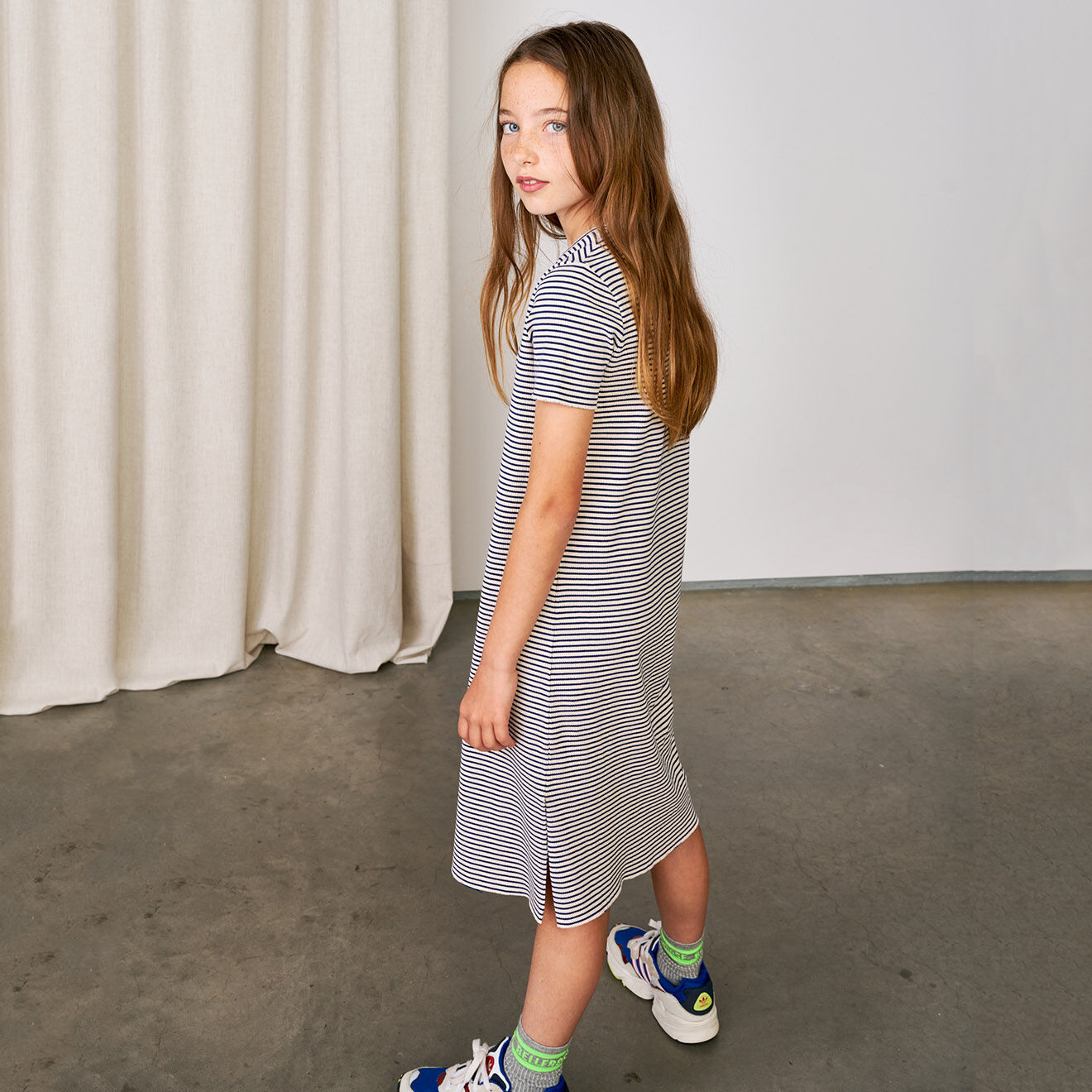 Bellerose Robe t-shirt côtelée Cath à rayures marine/écru