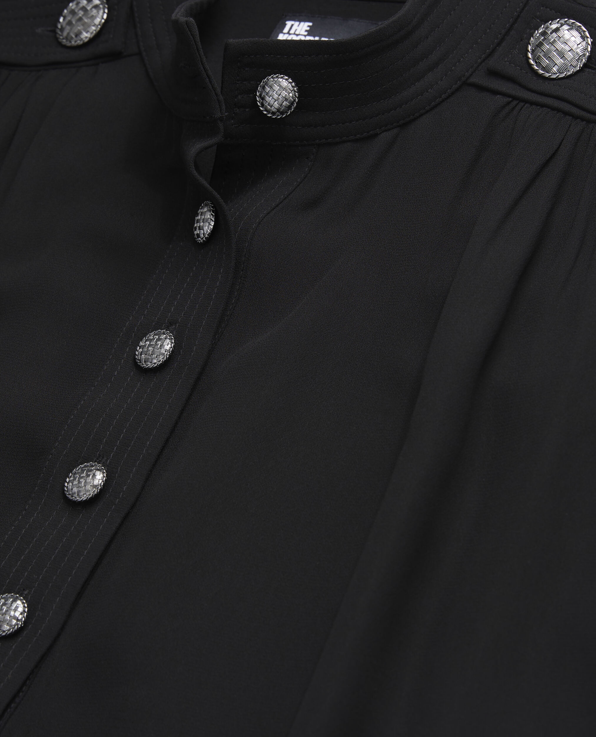 Top noir avec boutons bijoux
