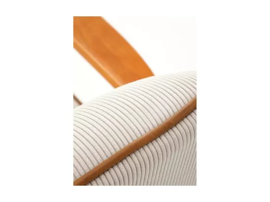 Fauteuil lounge en tissu beige avec pieds en bois de noyer GAEL