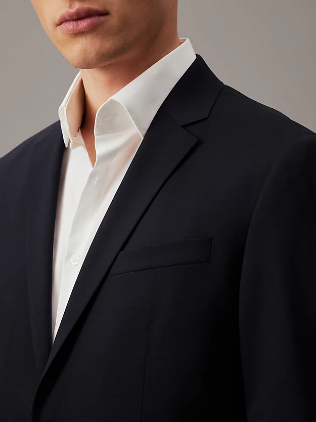 Blazer de abotoamento simples em lã elástica com modelagem slim.