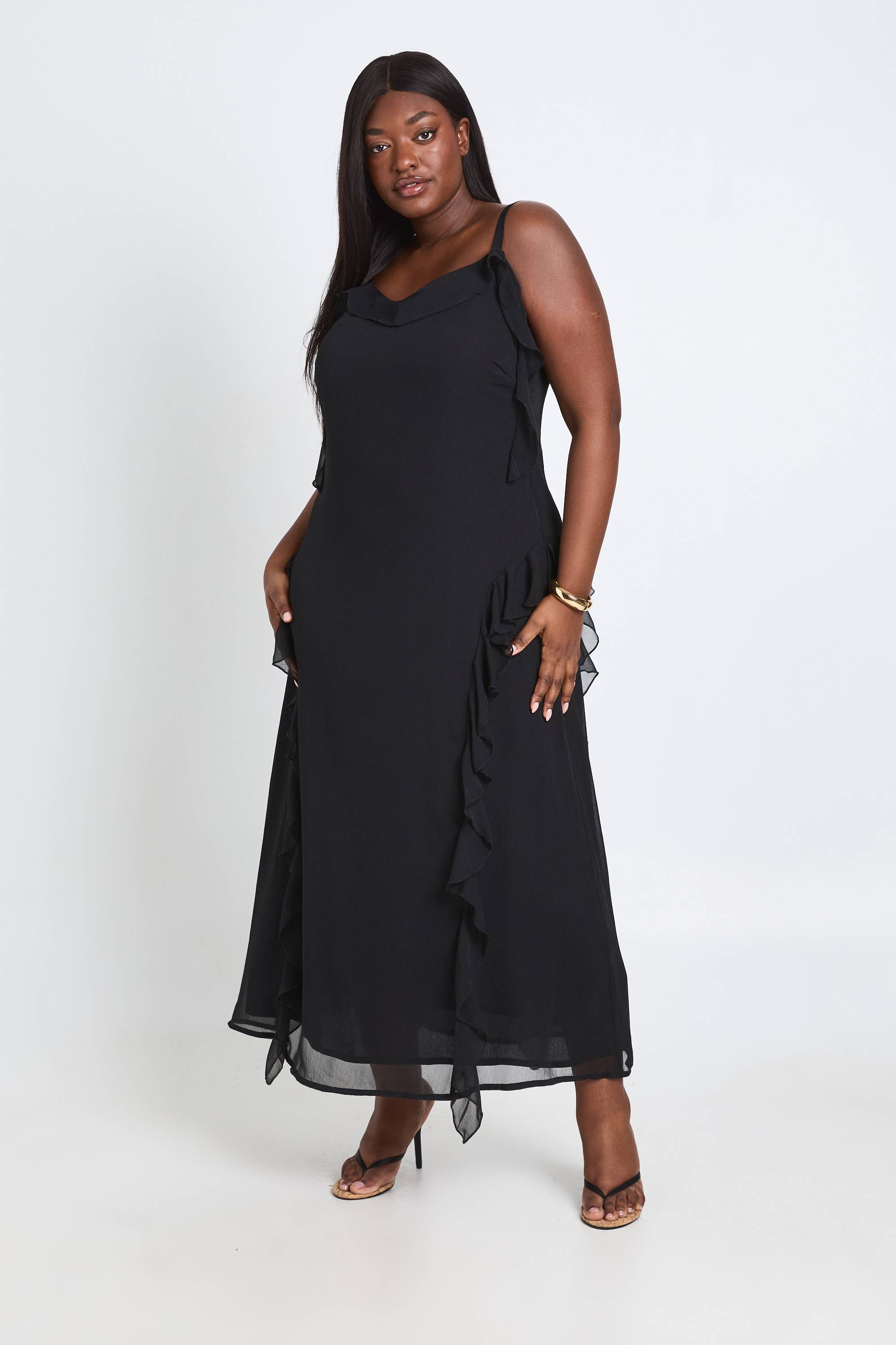 boohoo Robe Longue En Mousseline À Volants Grande Taille
