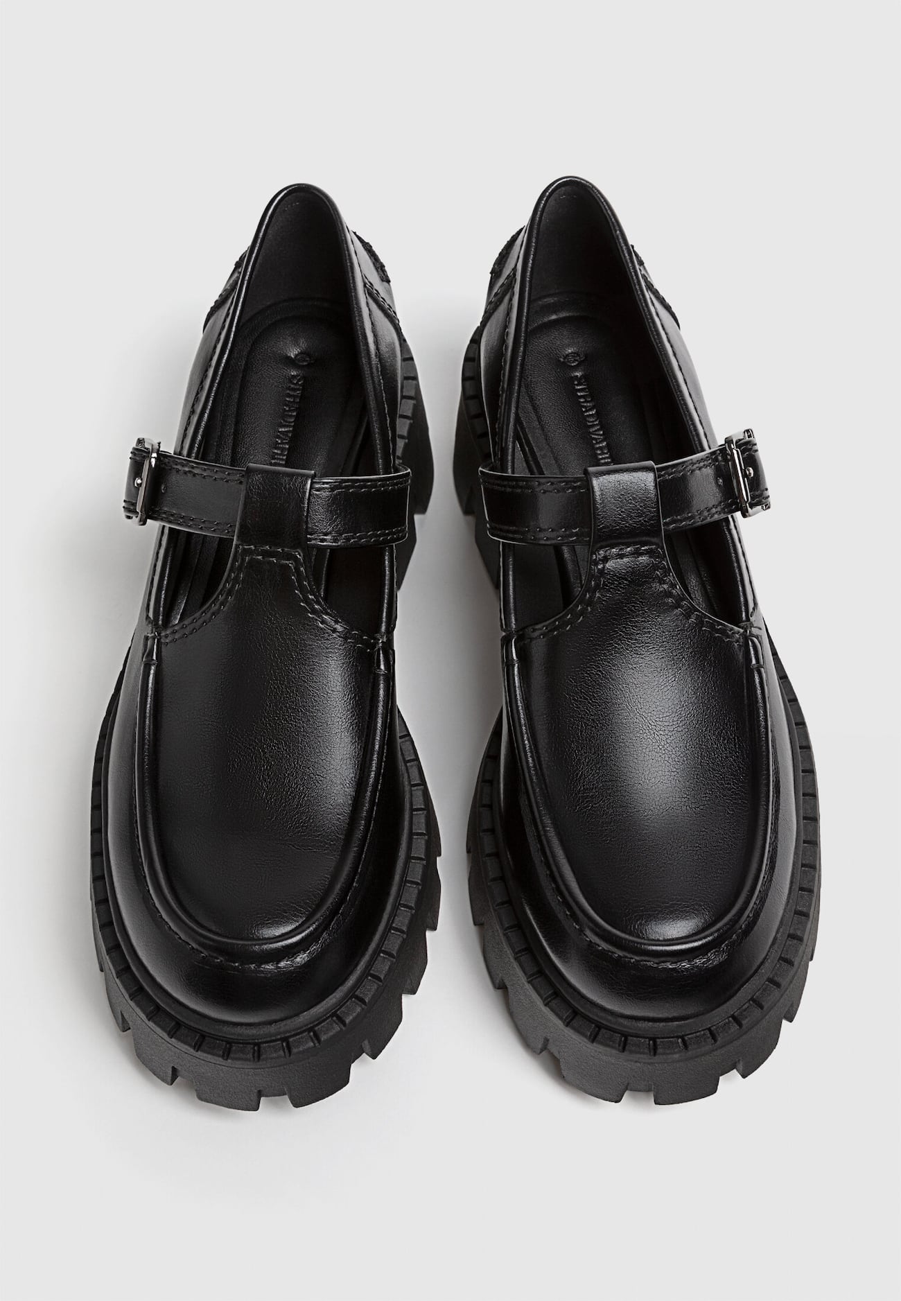 Sapatos Mary Jane planos com sola tratorada