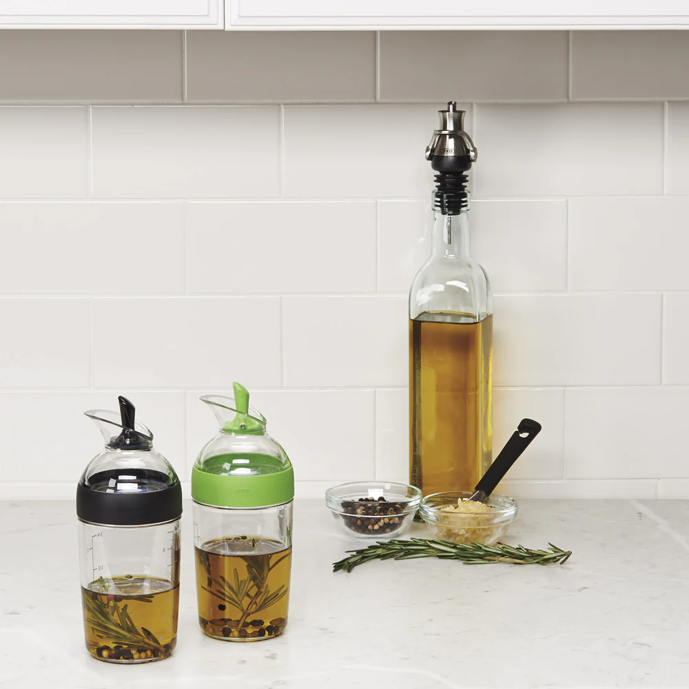 Shaker à vinaigrette 236 ml noir OXO
