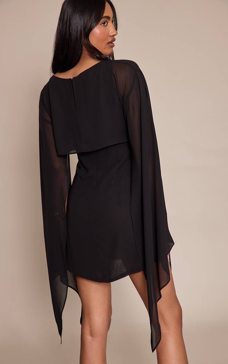 Noir Robe Courte À Détail Cape