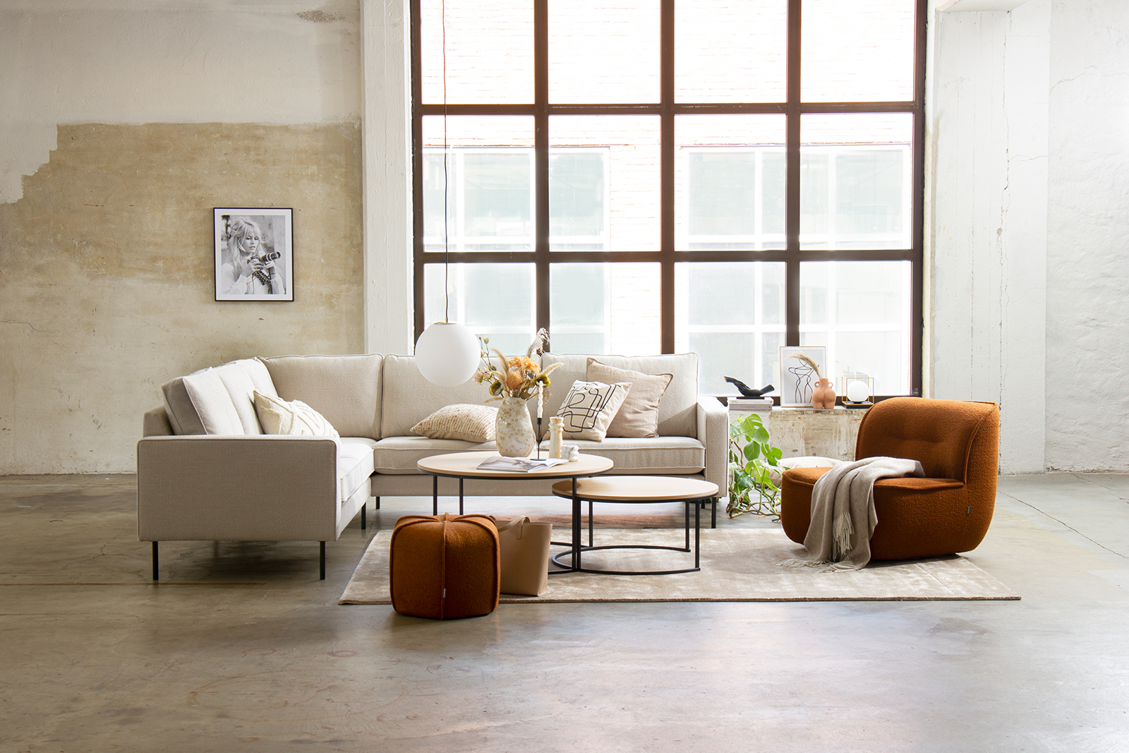 Westin hjørnesofa 23-seter hjørnesofa. I bouclétekstil Honor A3R1 Beige med sorte ben.