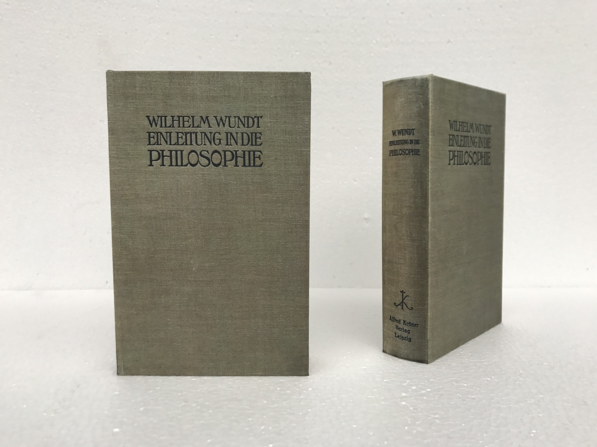 Buchhülle 'Einleitung in die Philosophie' mit Schließfach, T 5 cm, B 16 cm, H 24 cm von fischer's lagerhaus