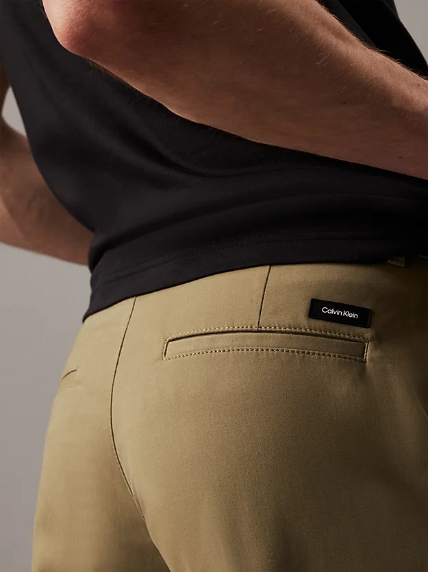 Calças chino slim com cinto.